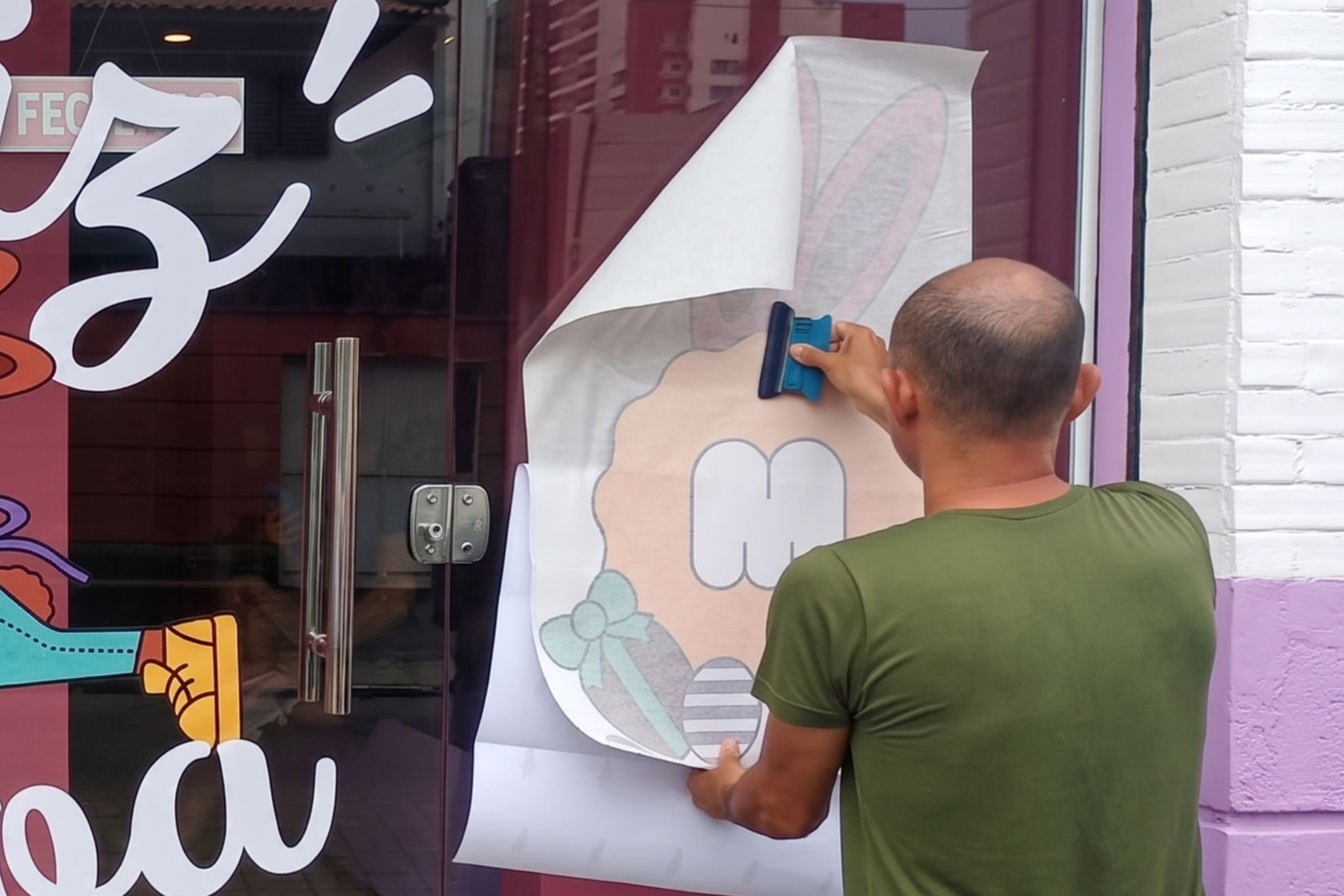 Adesivando a vitrine